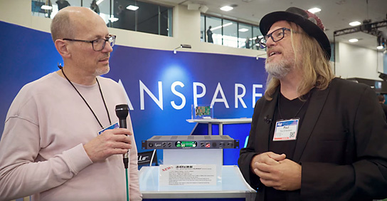 [bild] Sound On Sound's Sam Inglis pratar med Paul Erlandson i Lynx's monter på NAMM 2022 (klicka för att öppna video i nytt fönster)